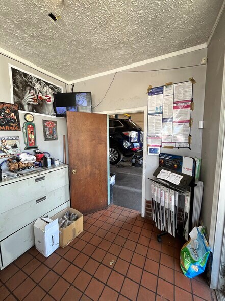 More Photos Of 613 E 200th St, Cleveland Auto Repair For Sale