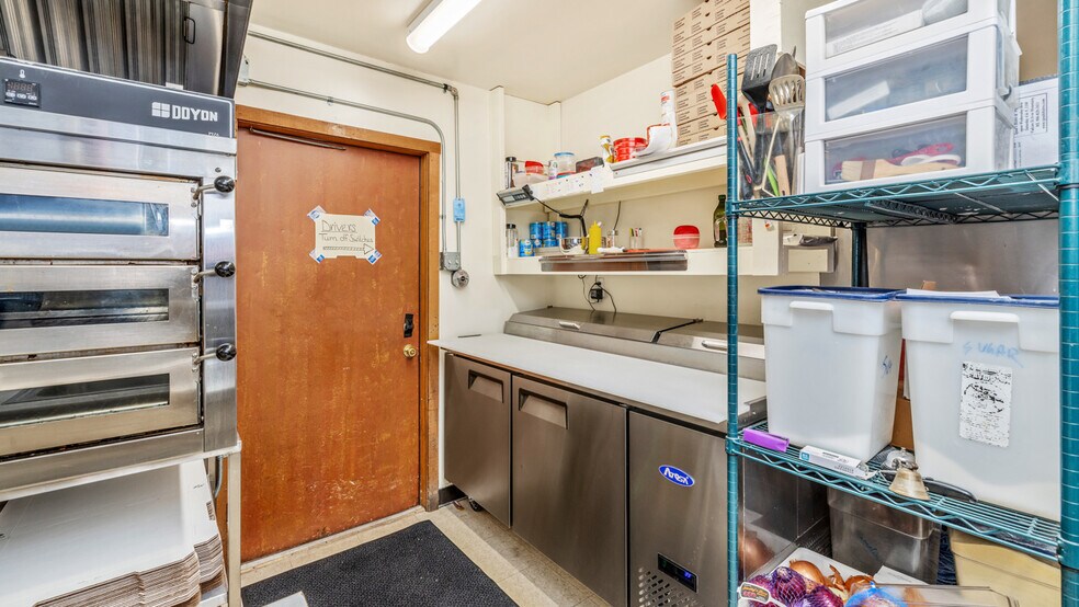 More Photos Of 1100 Vulcan St, Iron Mountain Warehouse For Sale