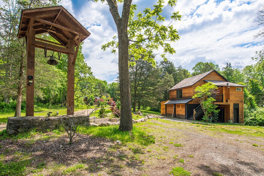 More Photos Of 62 Mount Pleasant Rd, Columbia Specialty For Sale