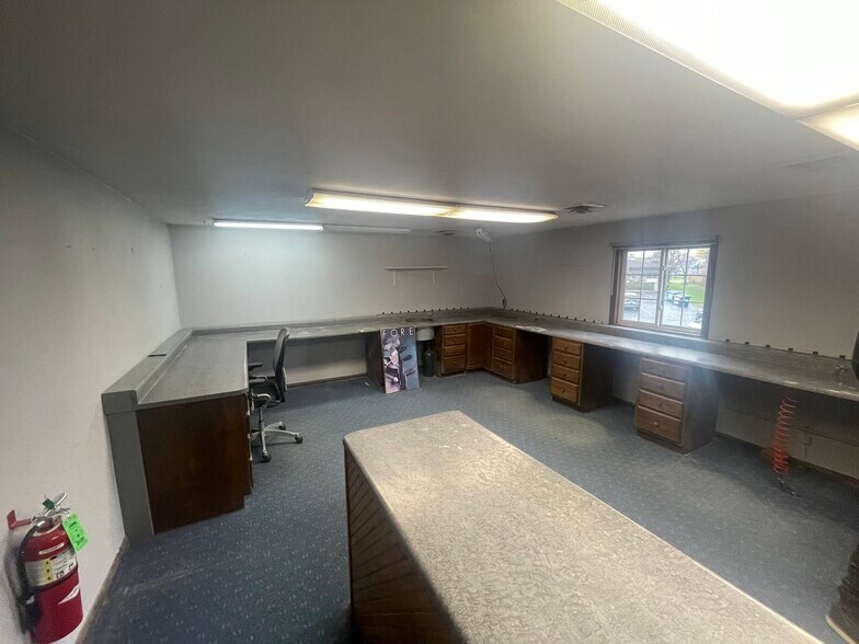 More Photos Of 630 S Green Bay Rd, Neenah Office For Sale