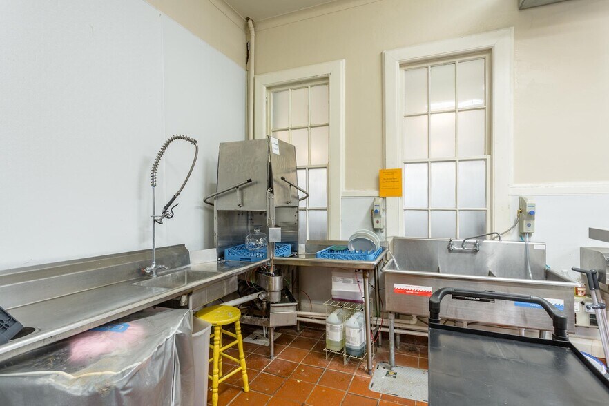 More Photos Of 12 Middlebrook Ave, Staunton Restaurant For Lease