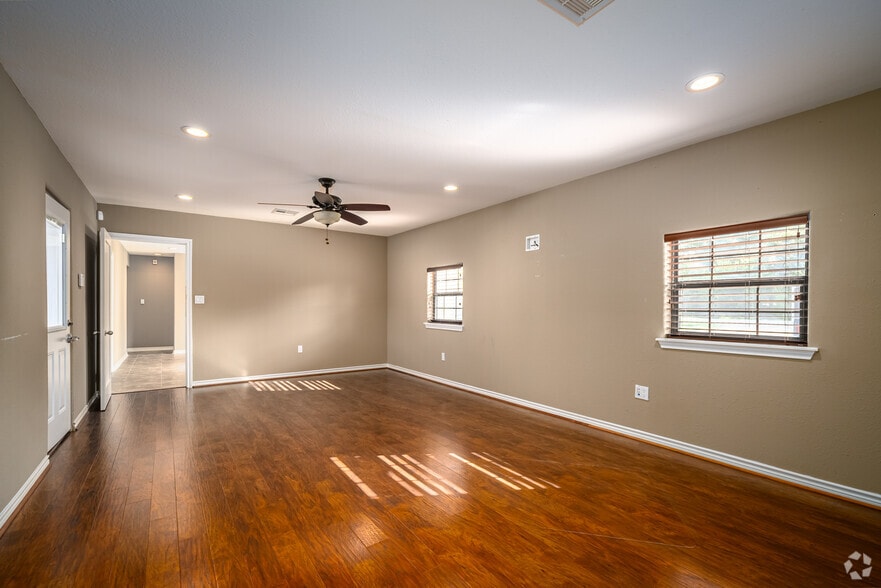 More Photos Of 1618 Callaway Dr, Alvin Warehouse For Lease