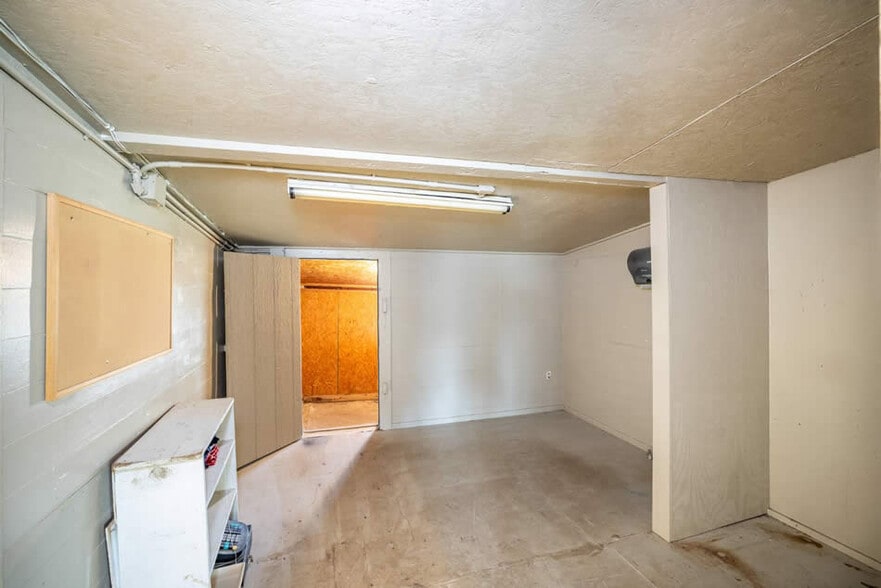 More Photos Of 713 N Riedel St, Yorktown Office For Sale