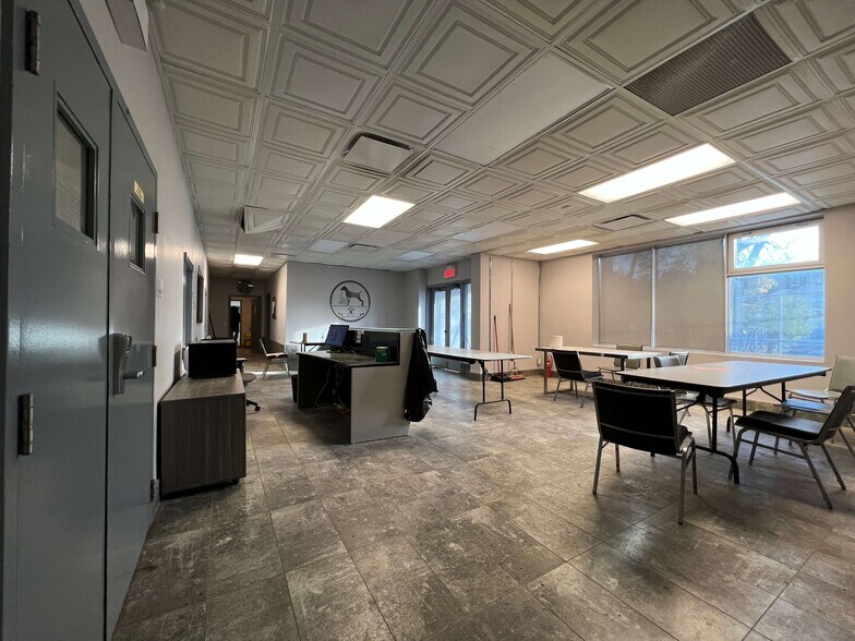 More Photos Of 7301 Boul Décarie, Montréal Warehouse For Lease