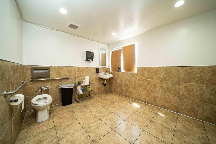 More Photos Of 4383 Fruitland Ave, Vernon Manufacturing For Sale