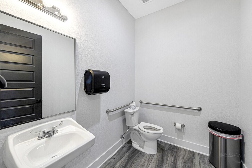 More Photos Of 225 Bella Katy Dr, Katy Medical For Sale