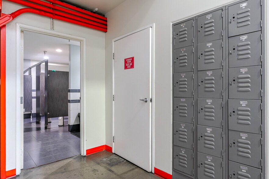 More Photos Of 9142 Independence Ave, Chatsworth Manufacturing For Sale