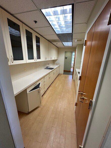More Photos Of 6134-6138 Redwood Square Ctr, Centreville Medical For Sale