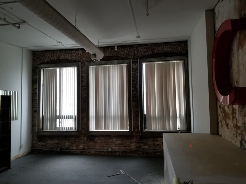 More Photos Of 7 N Saginaw St, Pontiac Office For Lease
