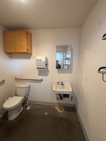 More Photos Of 840 SE Woodland Blvd, Bend Warehouse For Lease