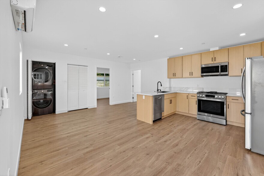 More Photos Of 678 E 45th St, Los Angeles Multifamily For Sale