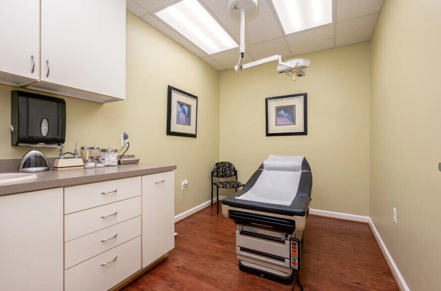 More Photos Of 20 Crossroads Dr, Owings Mills Medical For Sale