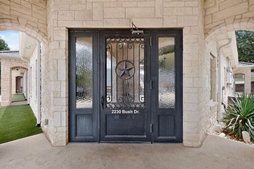 More Photos Of 2230 Bush Dr, McKinney Medical For Lease