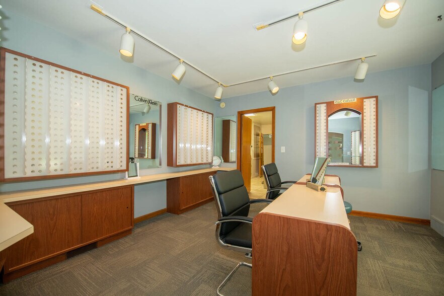 More Photos Of 950 W Jefferson St, Franklin Medical For Lease