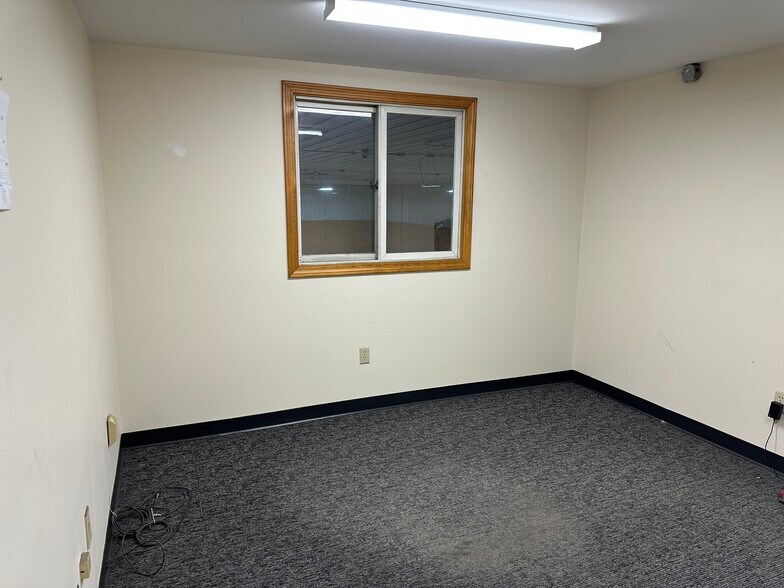 More Photos Of 95 Evergreen Dr, Portland Warehouse For Lease