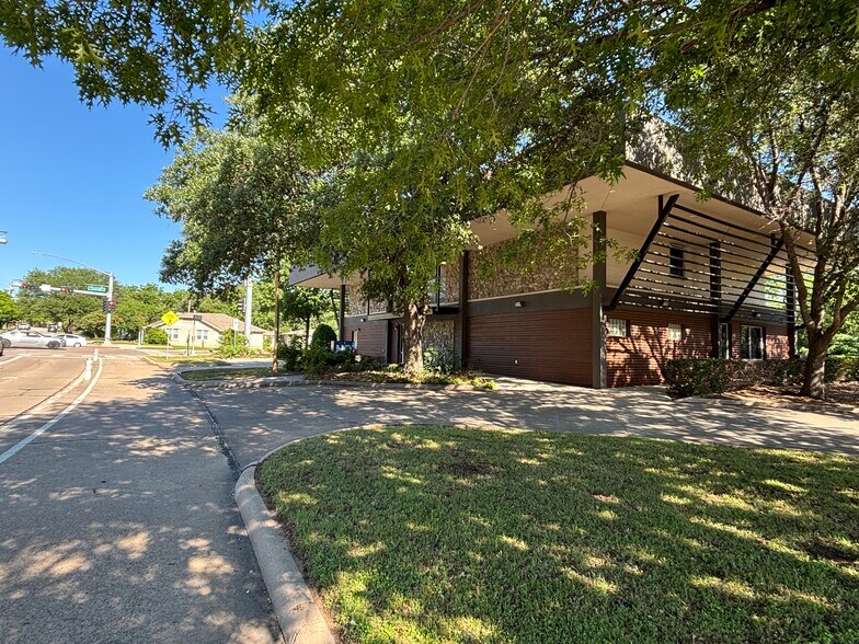 More Photos Of 414 W Parkway St, Denton Loft Creative Space For Sale