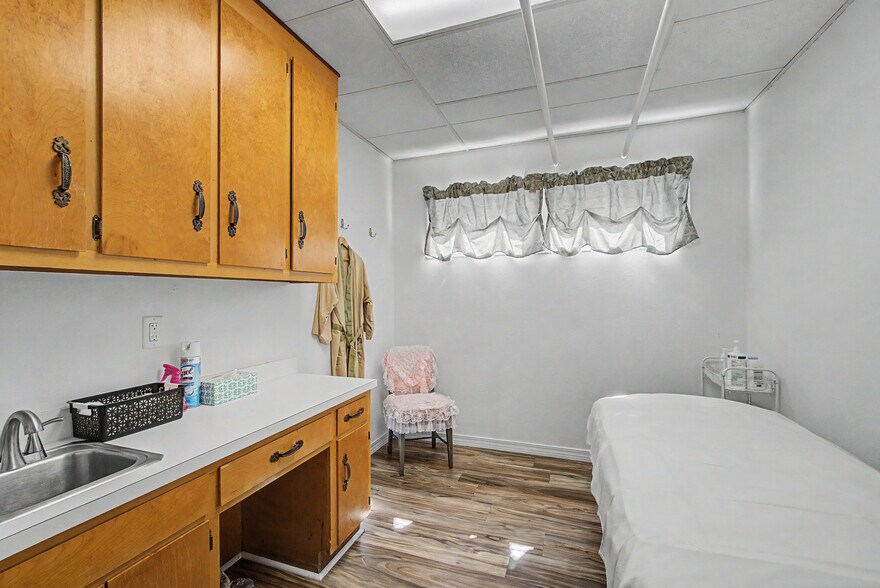 More Photos Of 71 Midtown Park W, Mobile Medical For Sale