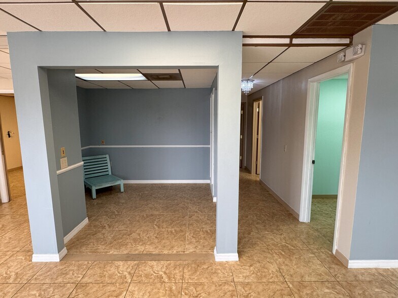 More Photos Of 5050 Gulf Blvd, Saint Petersburg Storefront For Lease