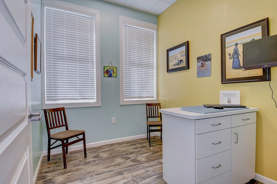 More Photos Of 9650 Shore Dr, Norfolk Veterinarian Kennel For Sale