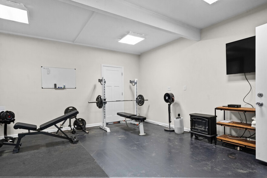 More Photos Of 11155 Hubbard Rd, Kansas City Flex For Sale