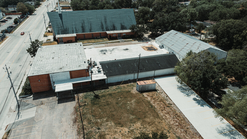 Primary Photo Of 900 Natchez Ave, Pasadena Schools For Lease