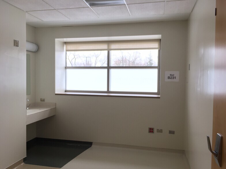 More Photos Of 901-934 Center St, Elgin Hospital For Sale