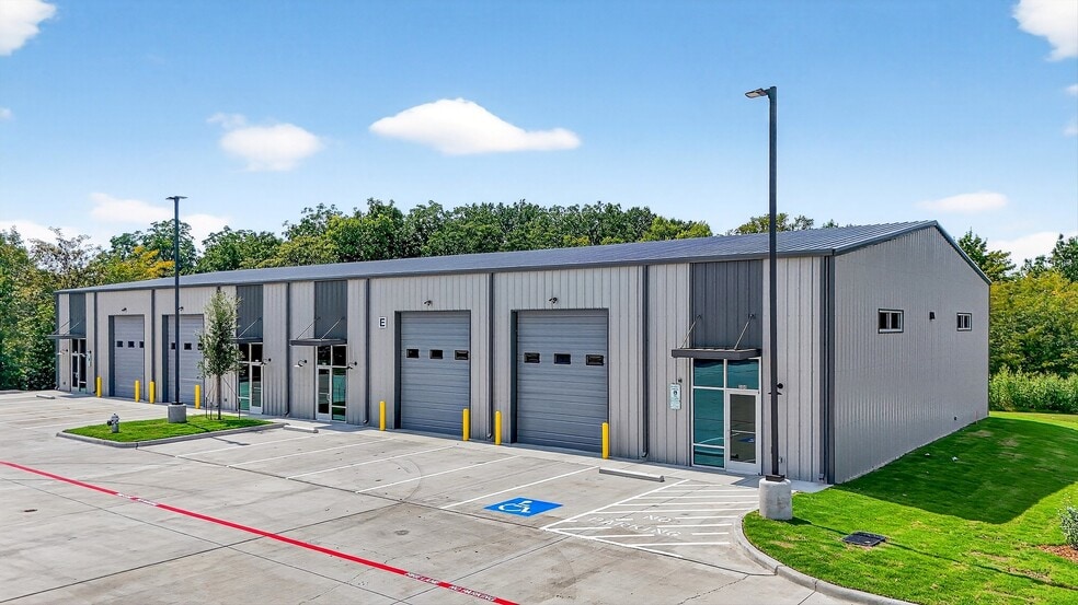 More Photos Of 304 W Progress Dr, Sherman Unknown For Lease