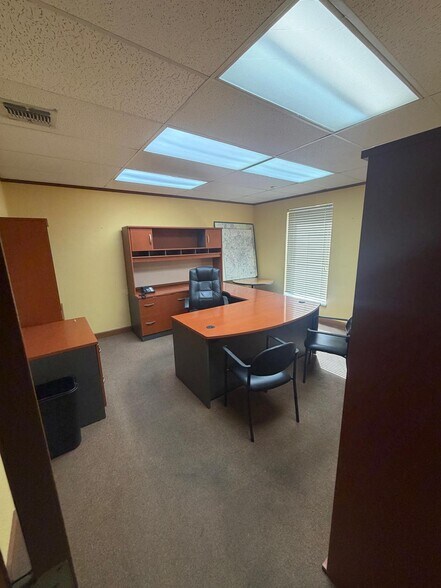 More Photos Of 11911-11913 Warfield St, San Antonio Warehouse For Sale