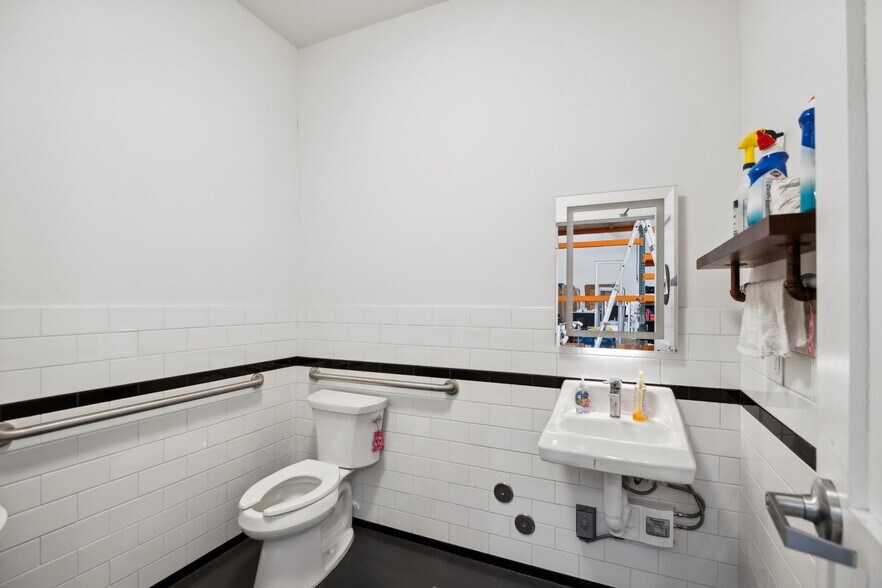 More Photos Of 1000 Calcot Pl, Oakland Warehouse For Lease