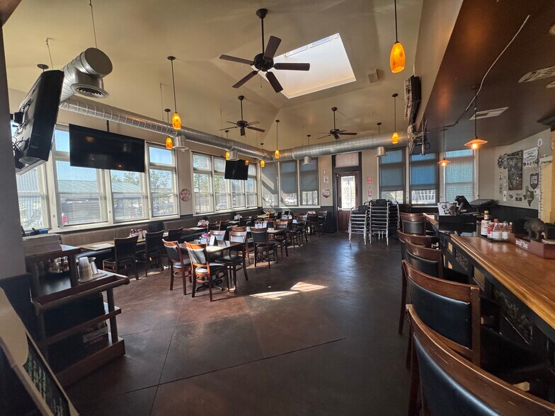 More Photos Of 105 Willis St, Leander Restaurant For Sale
