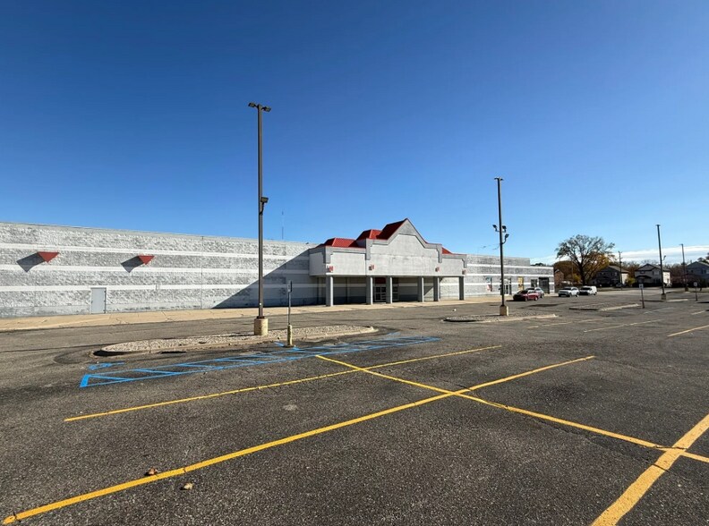 More Photos Of 35192-35220 Gratiot Ave, Clinton Township Freestanding For Lease