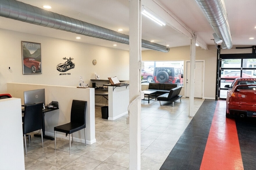 More Photos Of 10016 N Cave Creek Rd, Phoenix Warehouse For Lease