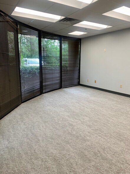 More Photos Of 1590 N Roberts Rd, Kennesaw Warehouse For Lease
