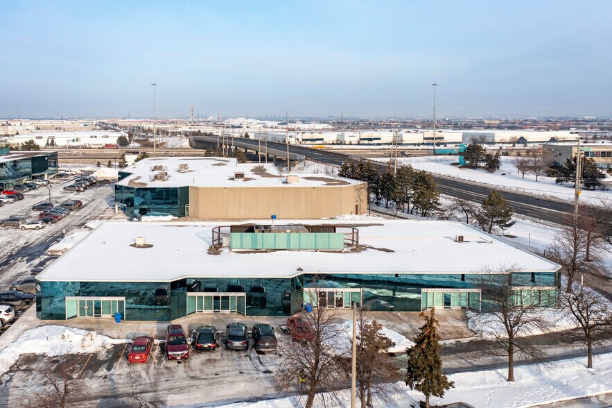 More Photos Of 425 Britannia Rd E, Mississauga Showroom For Lease