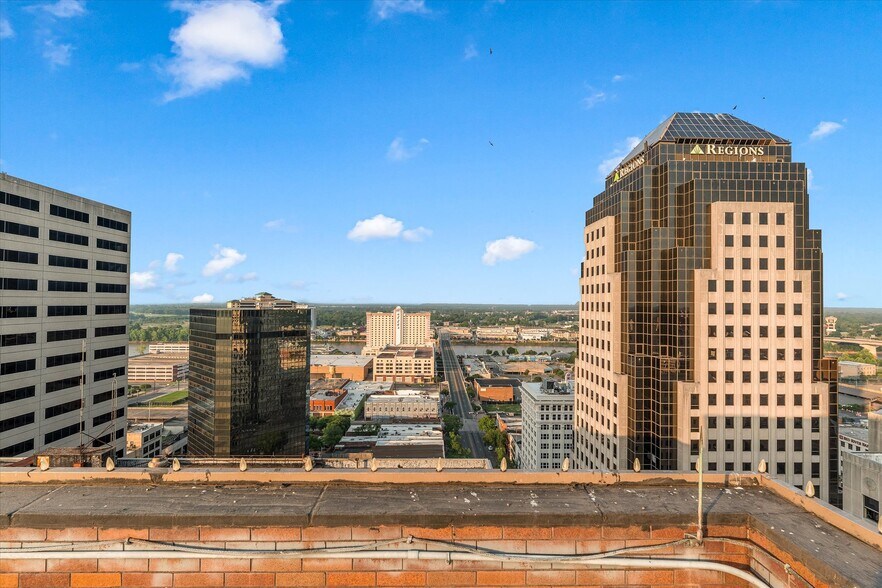 More Photos Of 400 Texas St, Shreveport Office For Sale