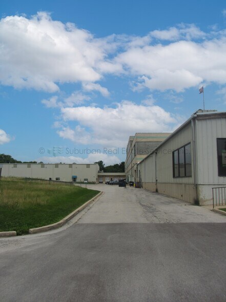 More Photos Of 901 N Batavia Ave, Batavia Showroom For Lease