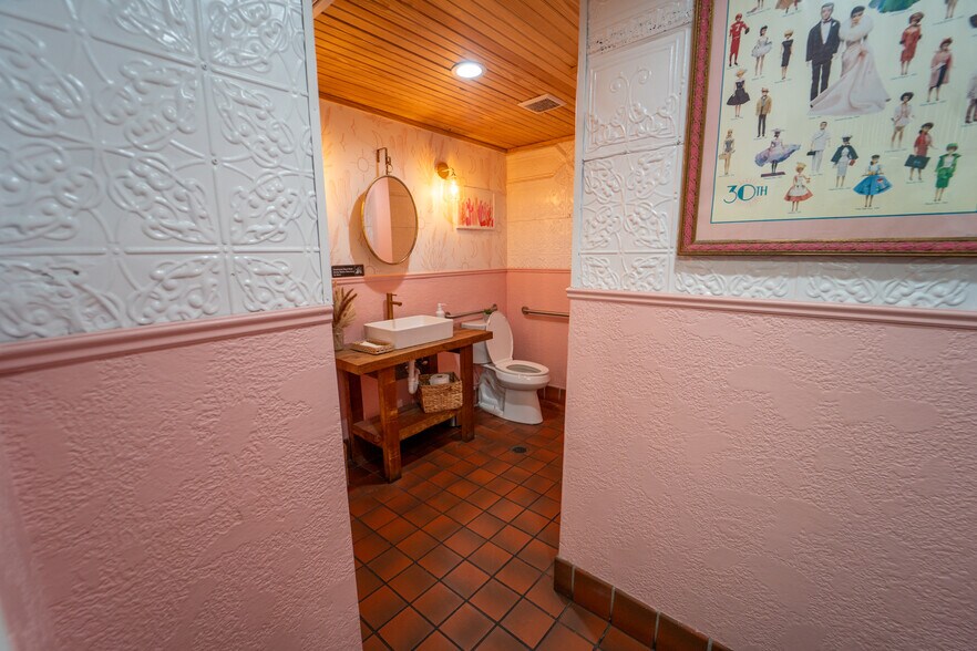 More Photos Of 102 S Main St, Victoria Storefront For Sale