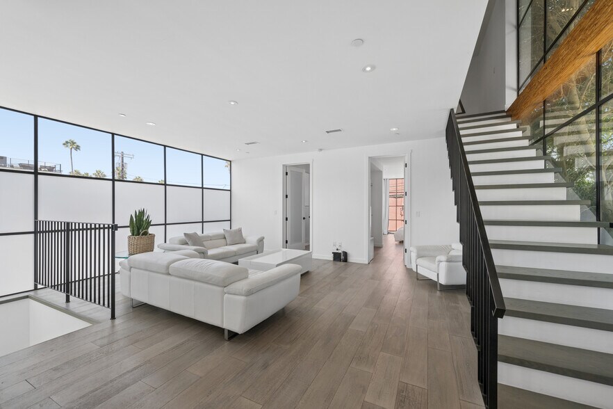 More Photos Of 1317 Cabrillo Ave, Venice Flex For Sale
