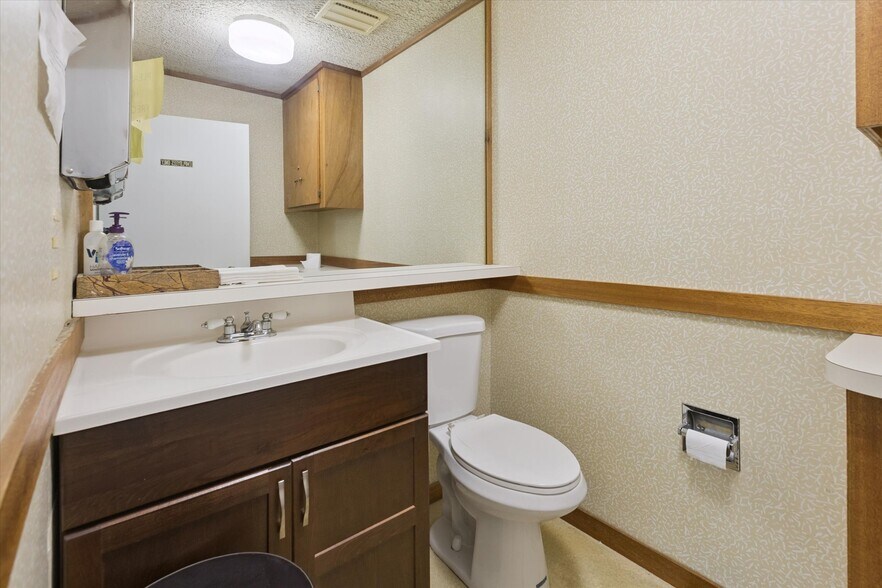 More Photos Of 1003 Mulholland St, Bay City Office For Sale