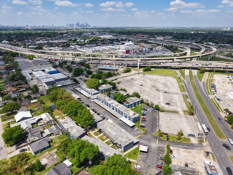 More Photos Of 3499 Evergreen Dr, Houston Apartments For Sale