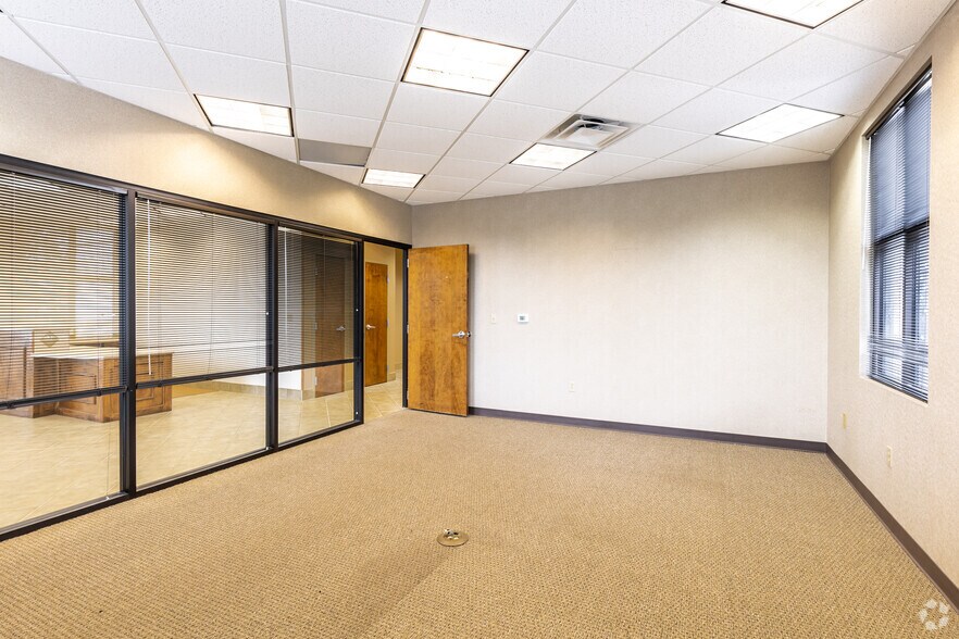 More Photos Of 831 NE Woods Chapel Rd, Lee's Summit Office For Lease