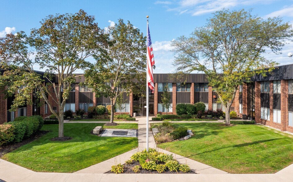 More Photos Of 667-675 E Big Beaver Rd, Troy Office For Lease