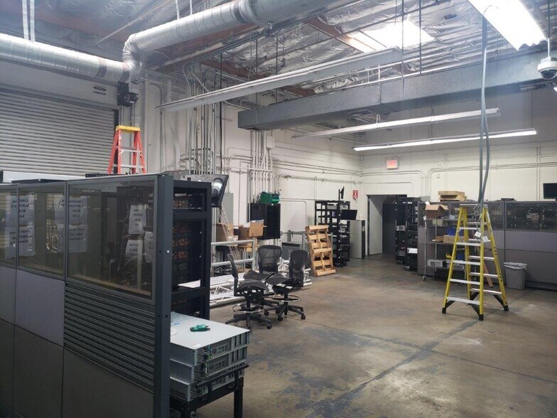 More Photos Of 1020 Chestnut St, Burbank Light Distribution For Lease