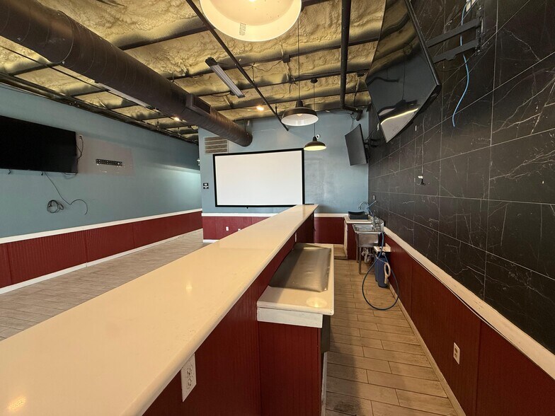 More Photos Of 8602 McPherson Rd, Laredo Storefront For Lease