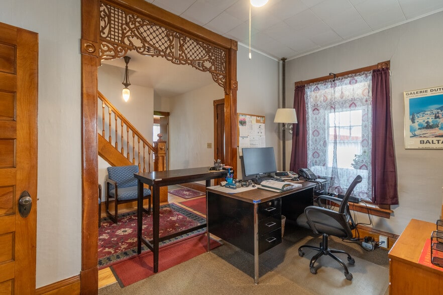 More Photos Of 375 E Main St, Newport Office For Sale