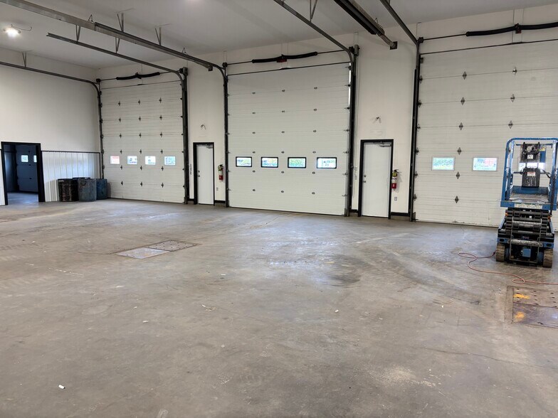 More Photos Of 60 Madison Cres, Spruce Grove Service For Lease