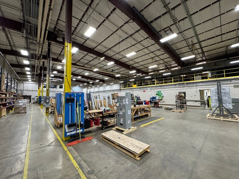 More Photos Of 585 Enterprise Dr, Neenah Manufacturing For Lease