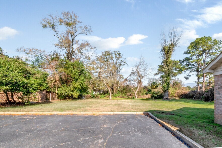 More Photos Of 1962 Spring Hill Ave, Mobile Office For Sale