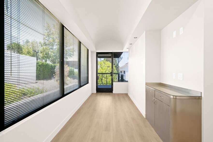 More Photos Of 24011 Ventura Blvd, Calabasas Medical For Lease