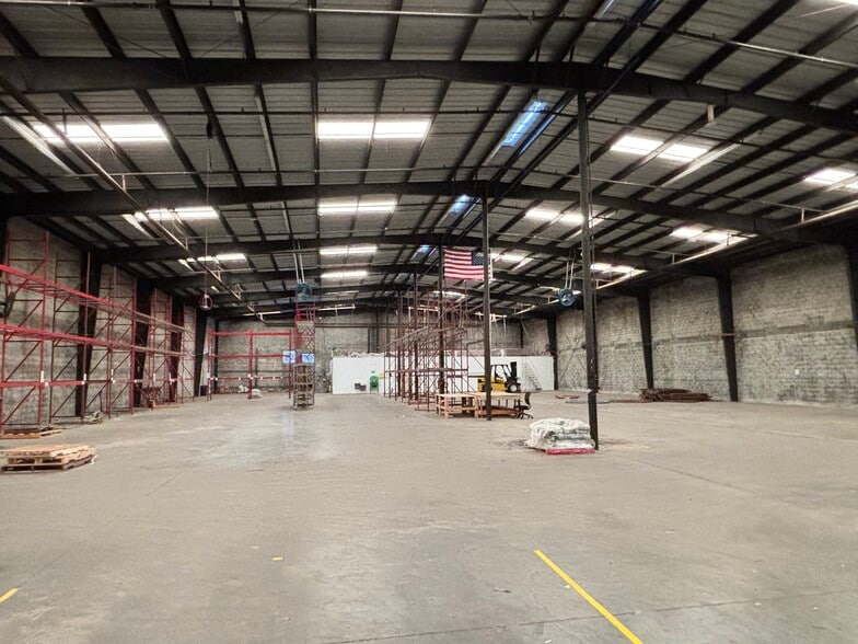 More Photos Of 2033 Sunnydale Blvd W, Clearwater Manufacturing For Lease